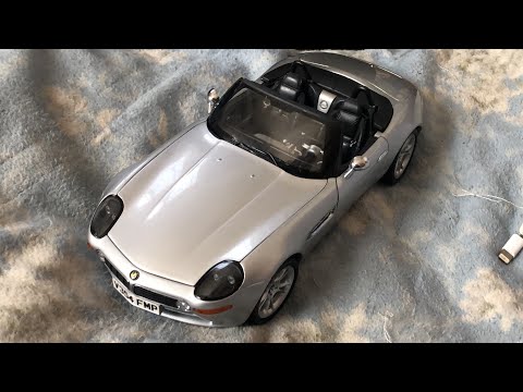 007 BMW Z8ボンドカー 1/18 ダイキャストカー 【ワールド・イズ