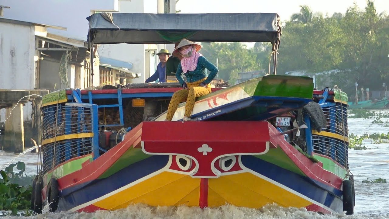 Chấn Động Cả Khúc Sống Khi Xuất Hiện Nhiều Tàu Chở Vịt Khủng Qua Đoạn Cua Gắt Này