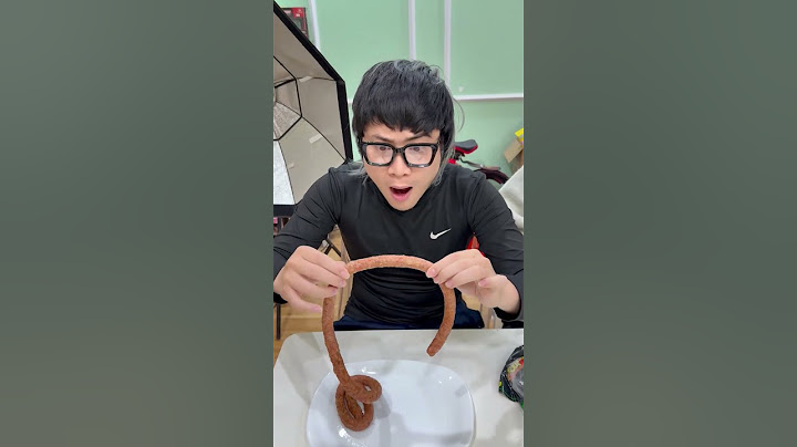 Cho chừa thích hơn thua khi ăn xúc xích siêu dài
