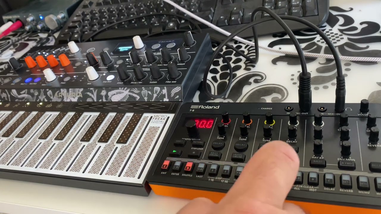 Roland Aira T8 & Arturia Microfreak Let's Jam - YouTube