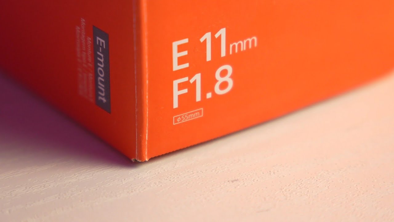 Sony E 11mm F/1.8 Unboxing. What is in the box? Ultrawide Aps-c