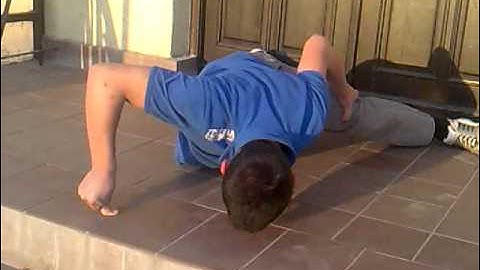 one arm one tumb 30 push ups-prepare for Guinness(sklekovi na jednom prstu)