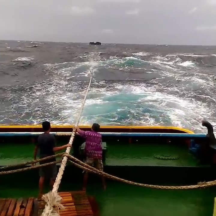 Tb anugrah 12 di laut Aru di dorong ombak 4 meter dari belakang