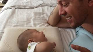 Bebé de 3 meses habla con su papá ( Julian Zucchi )
