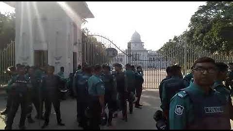 হাইকোর্টের সামনে আইনজীবীদের সাথে পুলিশের ধাওয়া পাল্টা ধাওয়া