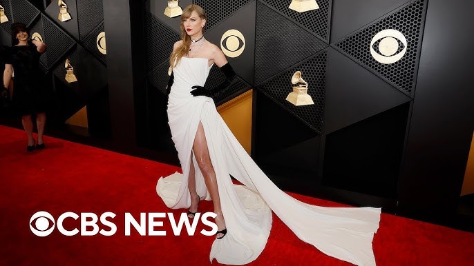 Taylor Swift - Red Carpet Fashion Awards