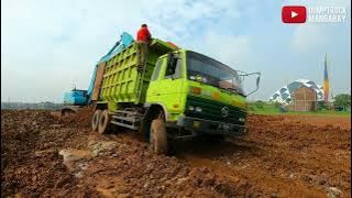 Mobil Dump Truk Amblas Serta Jomplang Di Bantu Excavator