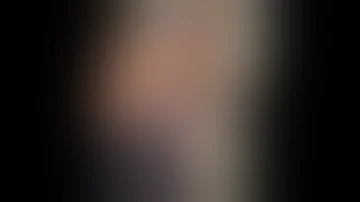يبوس حبيبته بالشارع داخل السياره 