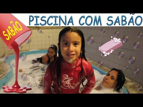 COLOQUEI SABÃO NA PISCINA E TOMEI BANHO DE ESPUMA COM A MINHA MÃE