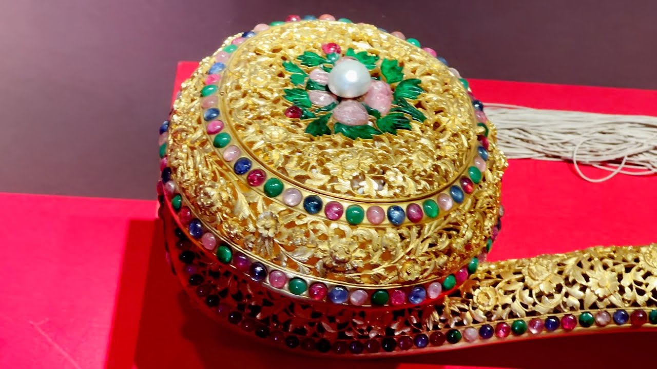 Gold ruyi-shared censer with openwork flower designs and inlaid with gems 故宫博物院藏· 清代金錾花卉纹嵌珠宝如意式香薰