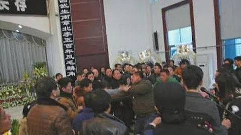 "金猴宗师"六龄童追悼会在浙江绍兴举行 六龄童追悼会男子斗殴 六小龄童否认因家人争产 - 天天要闻