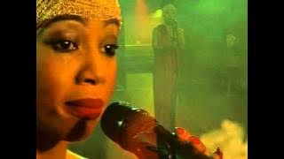 Kelly Khumalo performs 'Asine' LIVE!