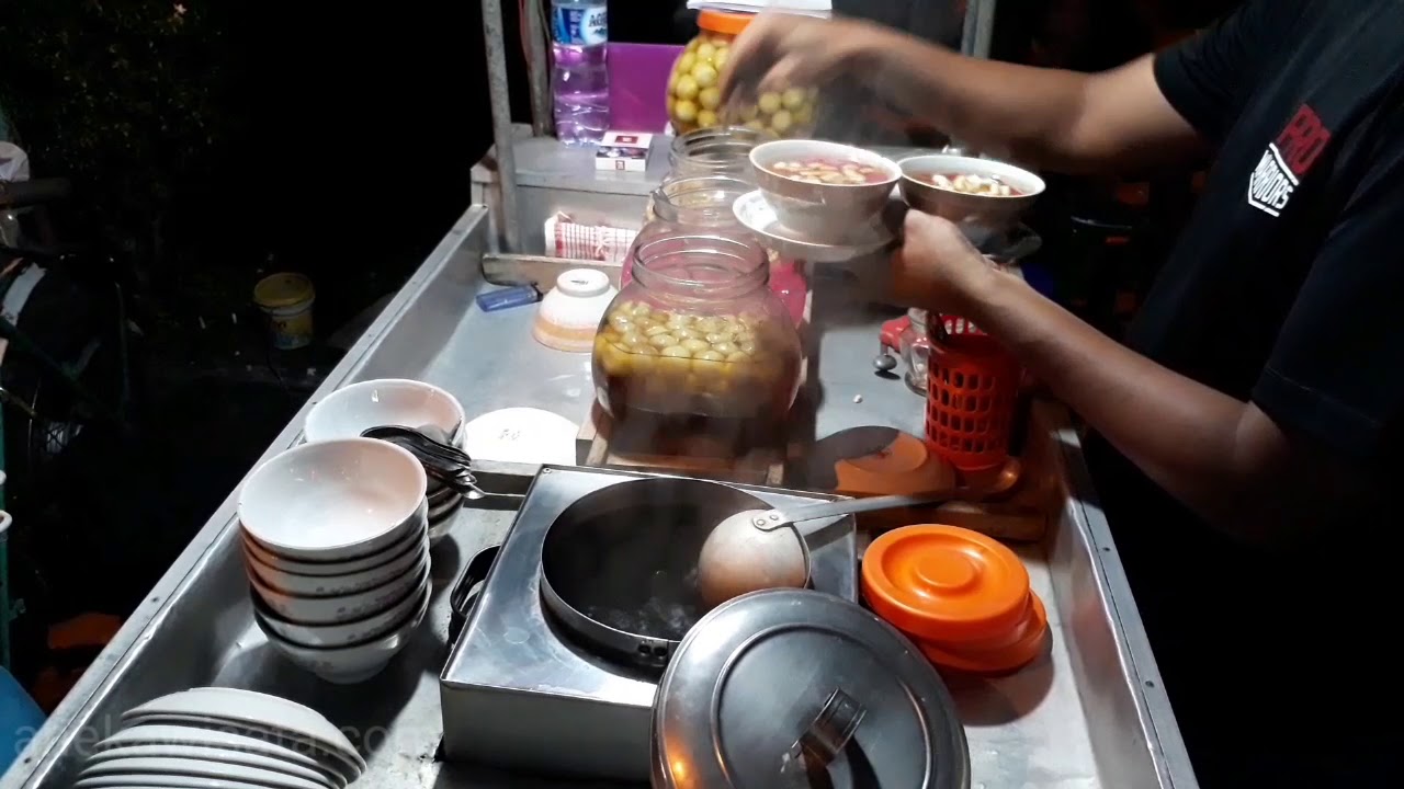 BIKIN HANGAT DAN NAGIH!!! Wedang Ronde Lek Dhie Jogja - Kuliner Malam Jogja  - YouTube