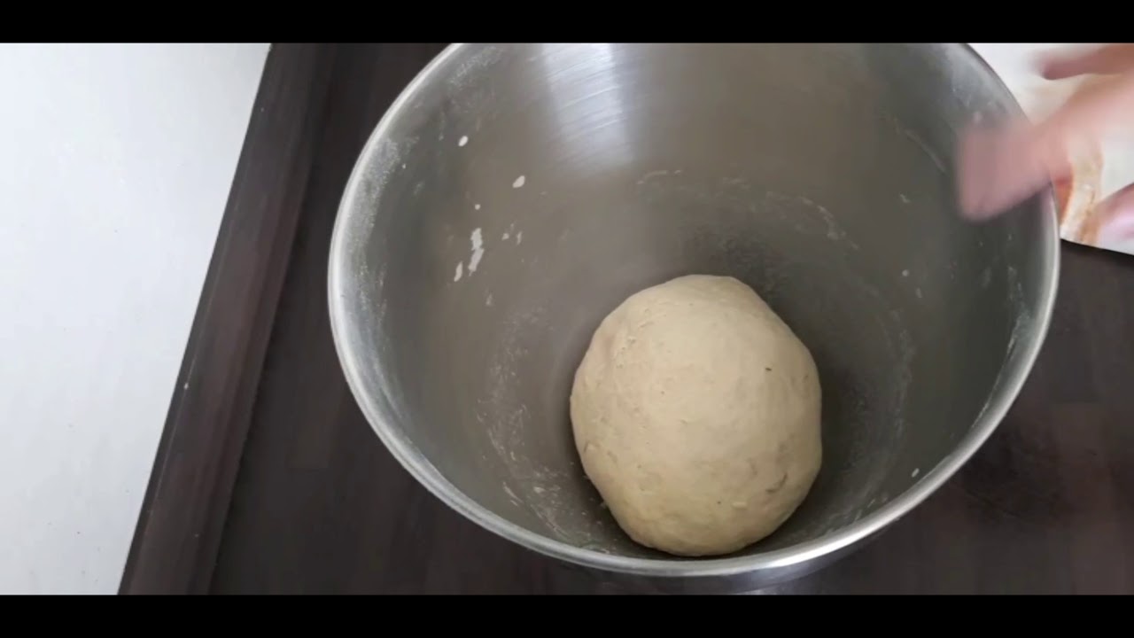 Knuspriger Pizzateig | schnell und einfach zubereitet - YouTube Knuspriger Pizzateig | schnell und einfach zubereitet - YouTube