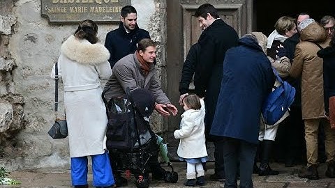 Obsèques Petit Émile : Ses parents Marie et Colomban arrivent avec leur nouveau né