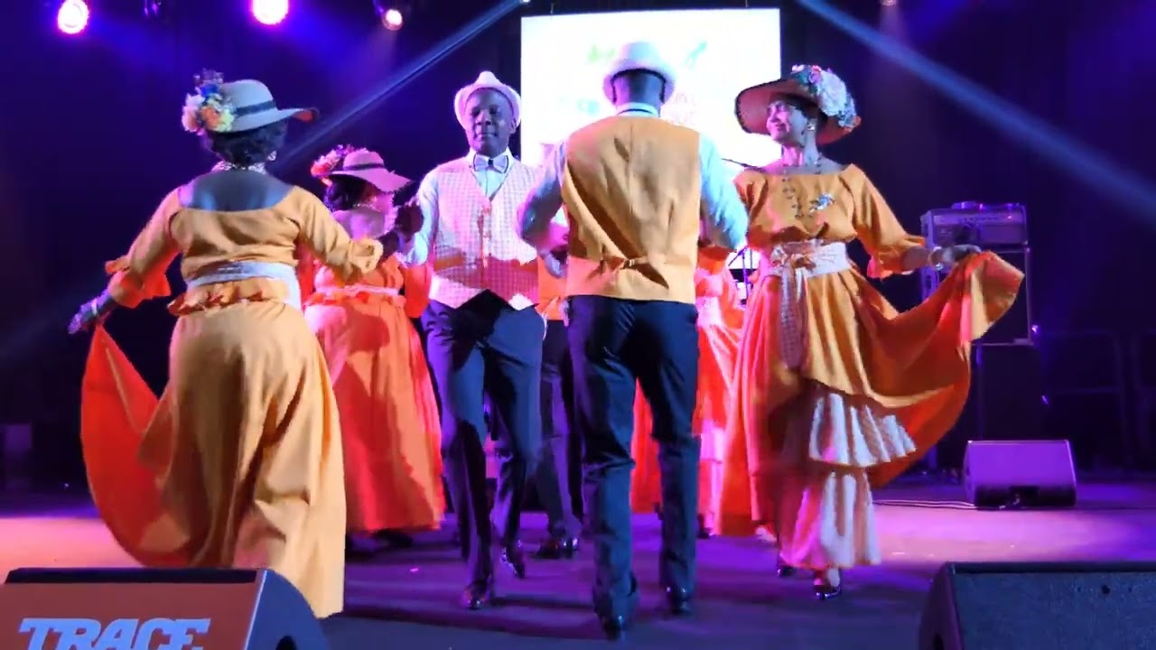 Madi et Kéra :  POULE DE MARIE GALANTE.