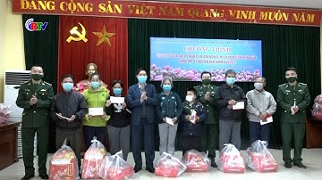 Trao quà Tết cho các hộ gia dình có hoàn cảnh khó khăn