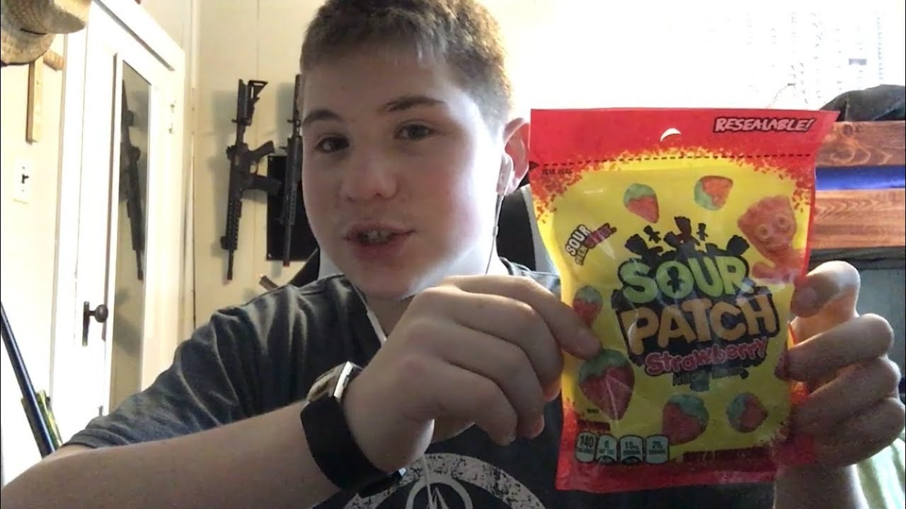 ASMR Eating Strawberry Sour Patch Kids | mouth sounds | 🍓🍓🍓