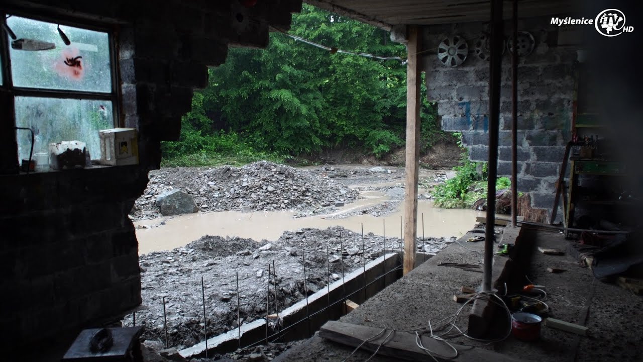 Gmina Wiśniowa. W niektórych miejscach woda odcięła mieszkańców od reszty świata