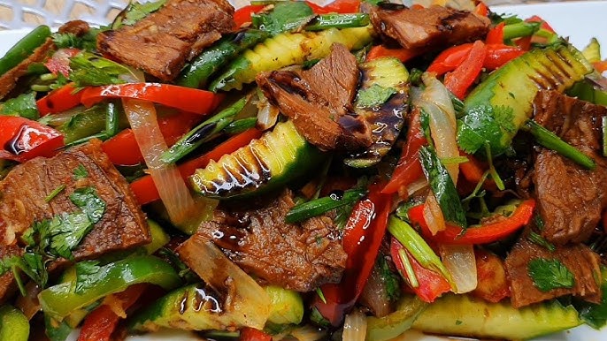 Uning ostida sichqoncha bilan salat Uning ostida sichqoncha bilan salat