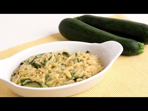 Il risotto con zucchine è un primo piatto cremoso e succulento che rende speciale il pranzo di tutti. 