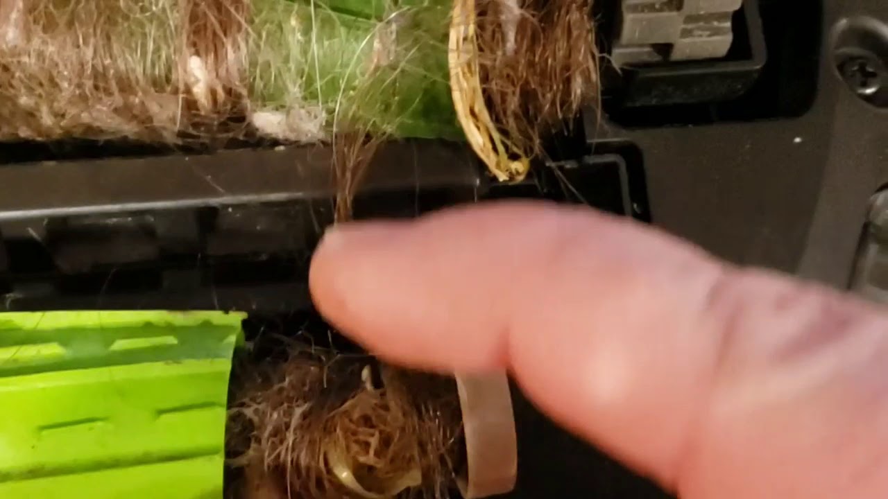 Cleaning iRobot Roomba Rollers