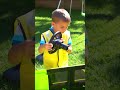 赤ちゃんがメルセデスにハンドルとシートを取り付ける！🚗🔧