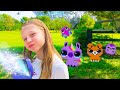 Nastya yeni dijital evcil hayvanı Bitzee ile ilgileniyor
