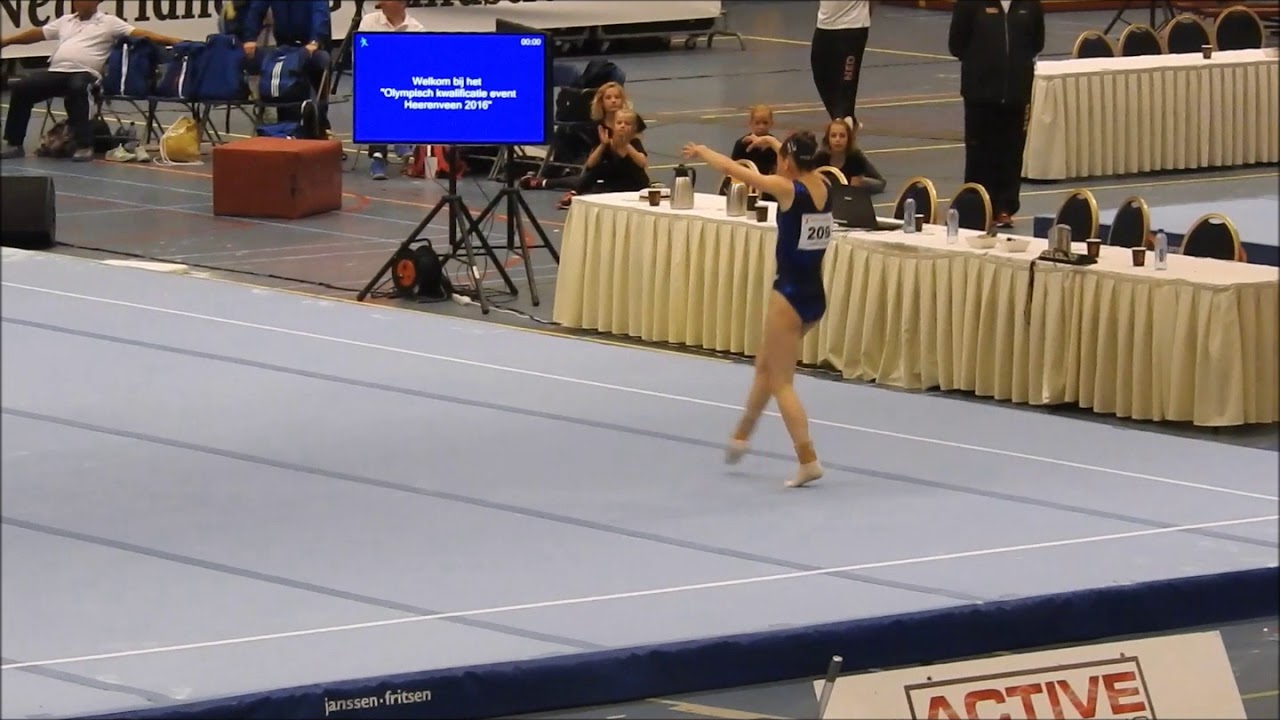 Eythora Thorsdottir op vloer // Olympisch Kwalificatie Event 2016 Heerenveen