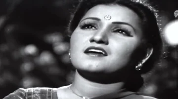 Anmol Ghadi (1946) - Aavaaz De Kahaan Hai Duniyaa Meri Javaan Hai