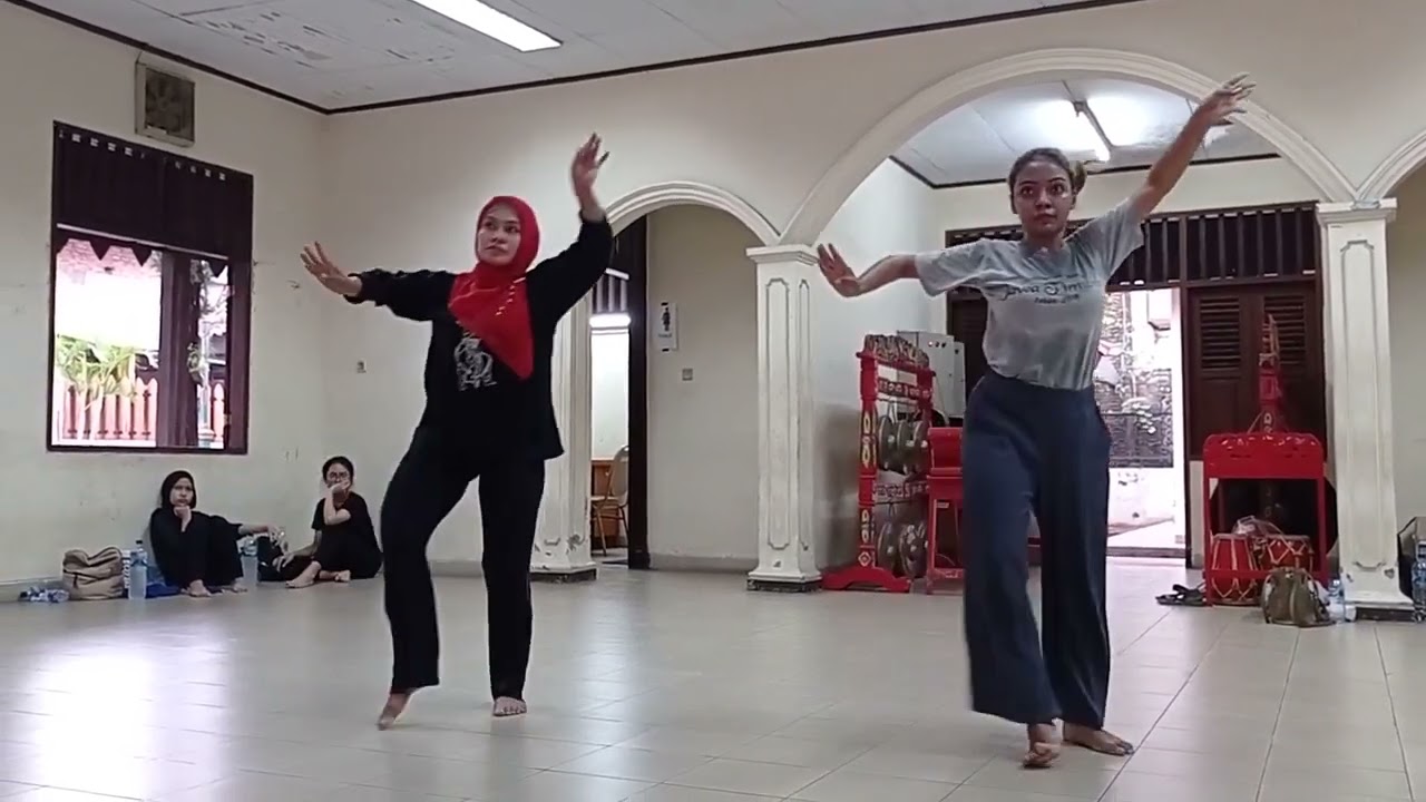 Tari Untaian Mutiara Nusantara