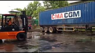 How to Unloading container 40ft with forklift screenshot 2