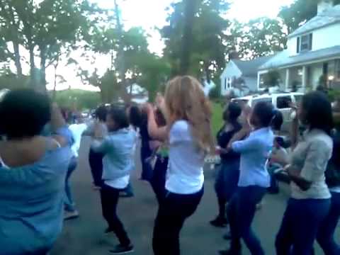 Beyonc dancing with fans @ a block party N West Orange while visiting Jay's mom