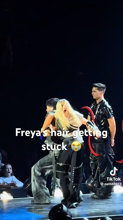Freya’s hair getting stuck 😭 #freyaskye #zombies4 #worldscollidetour #malachibarton
