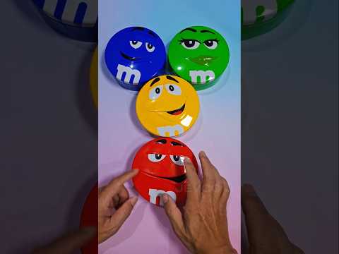 ASMR M&M'sの缶を開ける | 心地よいパリパリ感とタッピング #shorts