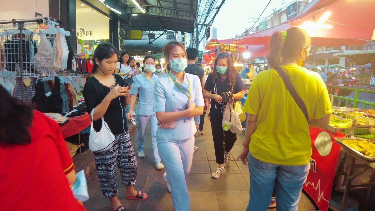 🇹🇭 Бангкок Ночная прогулка по району Удомсук, много людей и рынок уличной еды!