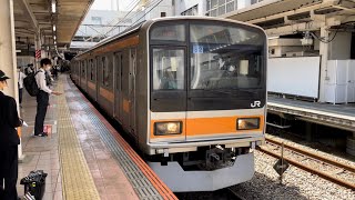 JR東日本209系1000番台トタ82編成が立川駅を発車するシーン（99T・中央特快東京行き）2022.5.23