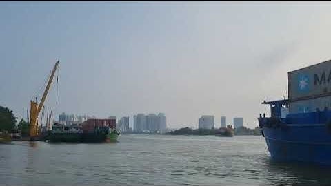 Xếp dỡ container tại cảng Transimex