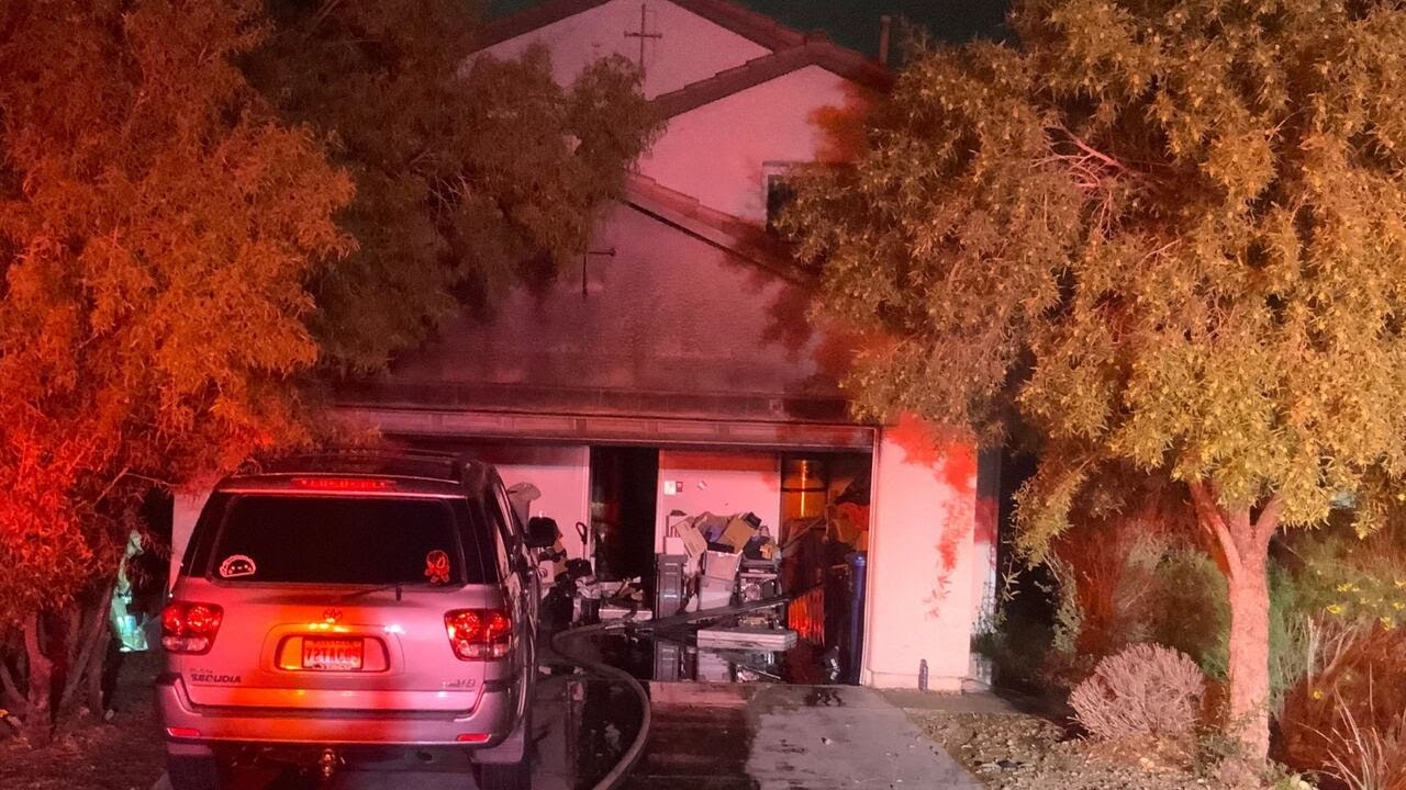 Family of 4 displaced after south Las Vegas home catches fire - YouTube
