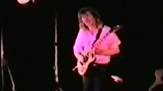 Rik Emmett 1987, playing Triumph's "Little Boy Blues". Great heavy blues/rock Instrumental. chords