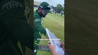 Mohammad Rizwan given Autograph on Release Imran Khan Poster| Release Imran Khan #imrankhan #cricket