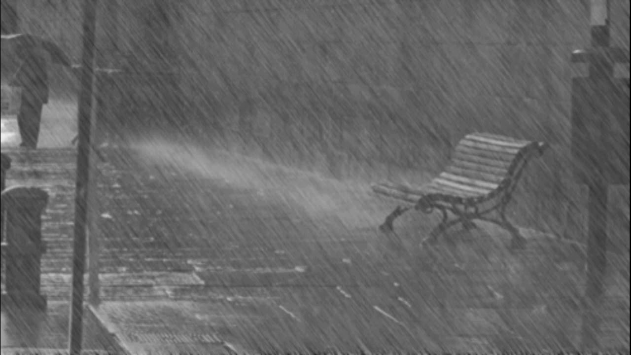 Дождь ливший без перерыва. Дождь. Ливень. Сильный дождь. Ливень на скамейке.