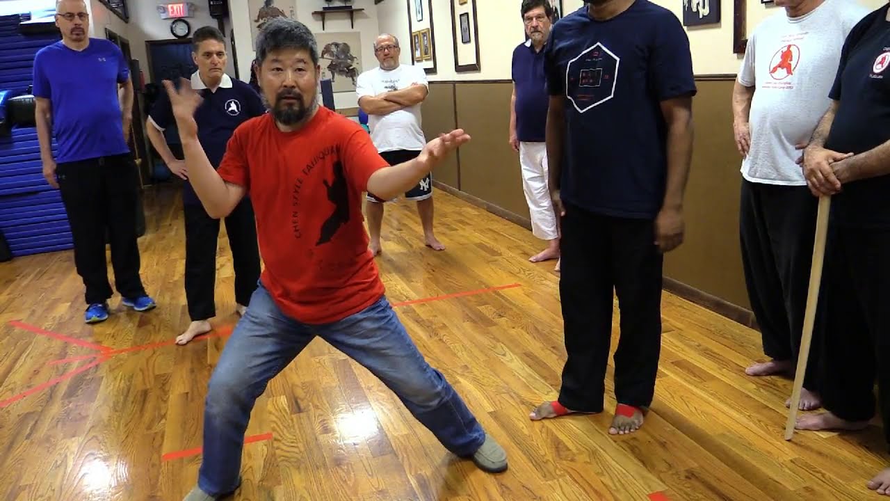 Мастер Чэнь Чжунхуа «Наклонная ходьба скрученными шагами».