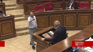 Thumbnail for Գեղամ Մանուկյանը Փաշինյանին Հայոց ցեղասպանության մասին թուրքերեն գիրք նվիրեց