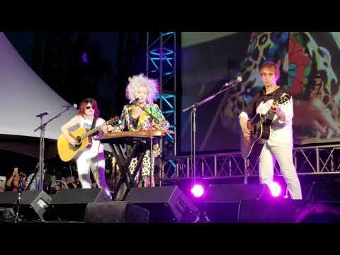 On The Red Carpet: Cyndi Lauper performing True Colors #H50