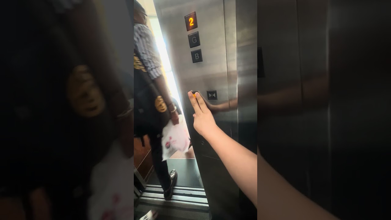 Mitsubishi elevator at NSCI club in Mumbai