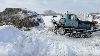 ДТ-75 против стога сена