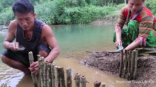 Survival skills: Build pile traps to catch fish - Unique way catch fish on river