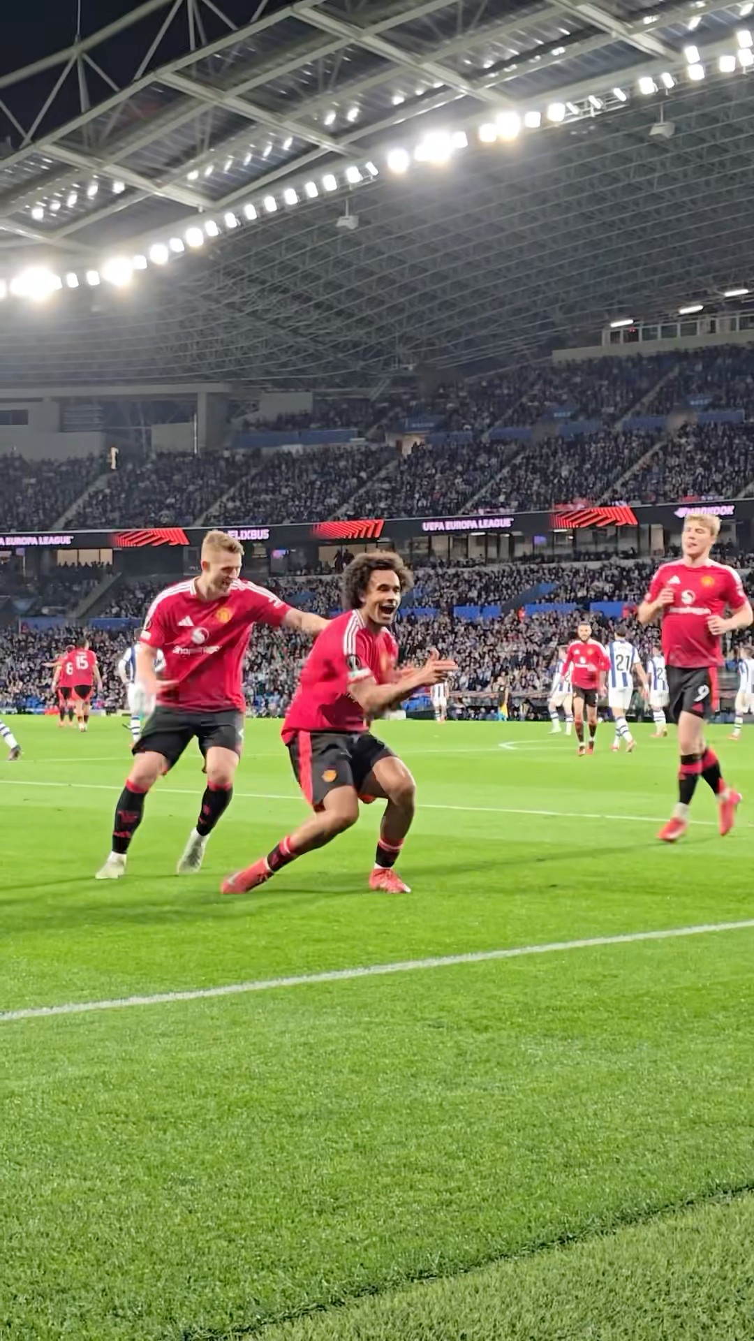 Zirkzee’s First European Goal! ??