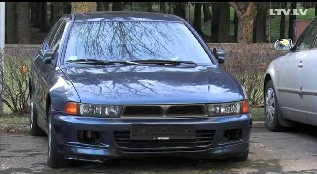 Pamestas mašīnas pie daudzdzīvokļu ēkām